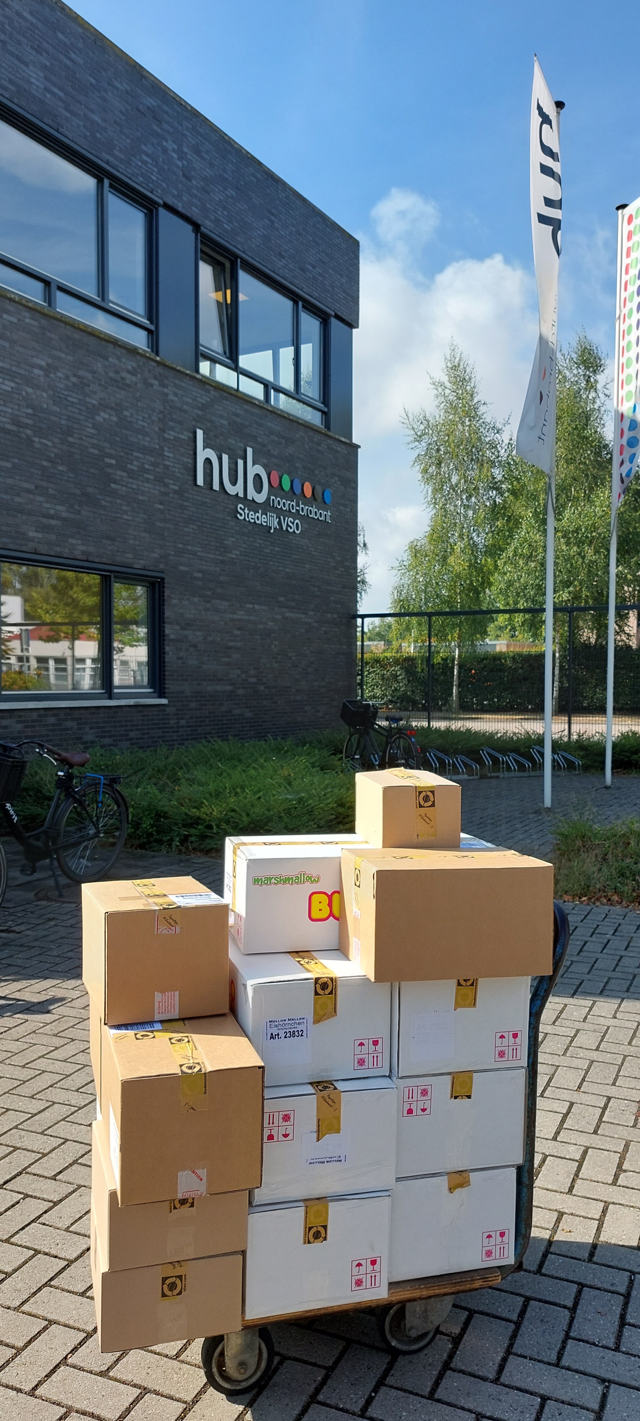 HET MAGAZIJN IS WEER GEOPEND - DE SCHOOL